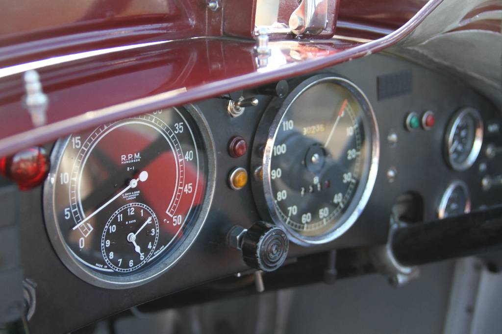 Detail h: Riley Monza Sports, EZ 06.1937, Laufleistung ca. 90.235 miles abgelesen, HU 08.2016, H-Zulassung, 74 kW/ 101 PS, 4- Zylinder, 4-Gang Schaltgetriebe, ...