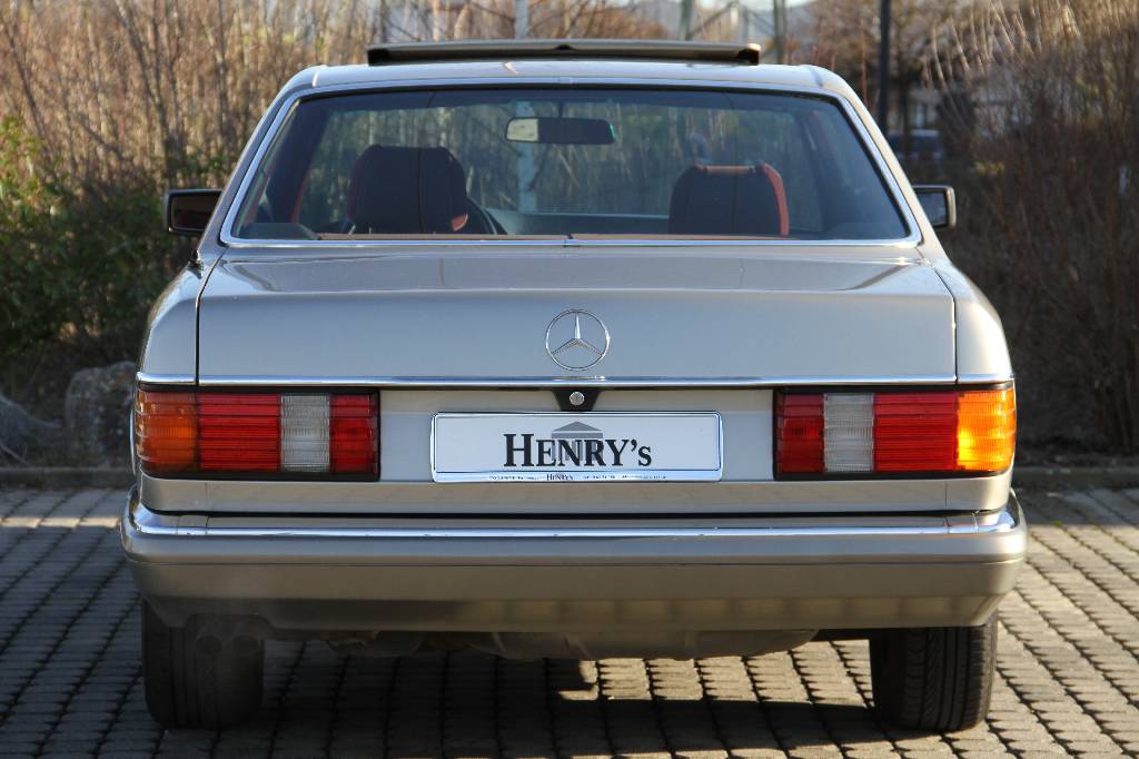 Detail b: Mercedes-Benz 420 SEC 126 C, EZ 06.1987, 2. Hand, ca. 95.000 km, HU 09.2017, 150 kW/ 204 PS, 8-Zylinder, Automatikgetriebe, rauchsilber metallic, ...