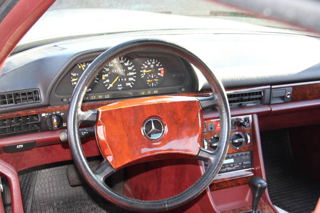 Detail e: Mercedes-Benz 420 SEC 126 C, EZ 06.1987, 2. Hand, ca. 95.000 km, HU 09.2017, 150 kW/ 204 PS, 8-Zylinder, Automatikgetriebe, rauchsilber metallic, ...
