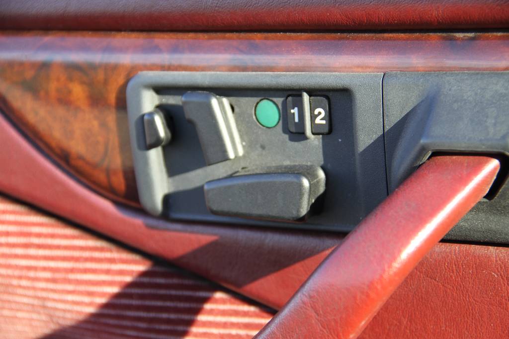 Detail h: Mercedes-Benz 420 SEC 126 C, EZ 06.1987, 2. Hand, ca. 95.000 km, HU 09.2017, 150 kW/ 204 PS, 8-Zylinder, Automatikgetriebe, rauchsilber metallic, ...