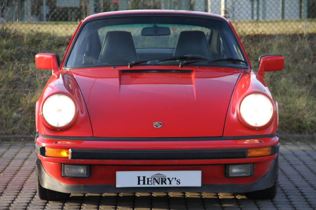 Detail b: Porsche 911 Carrera 3.2, EZ 02.1985, Laufleistung ca. 173.000 km, HU 02.2018, H- Zulassung, 170 kW/ 231 PS, 5-Gang Schaltgetriebe, rot, grau, Porsche ...