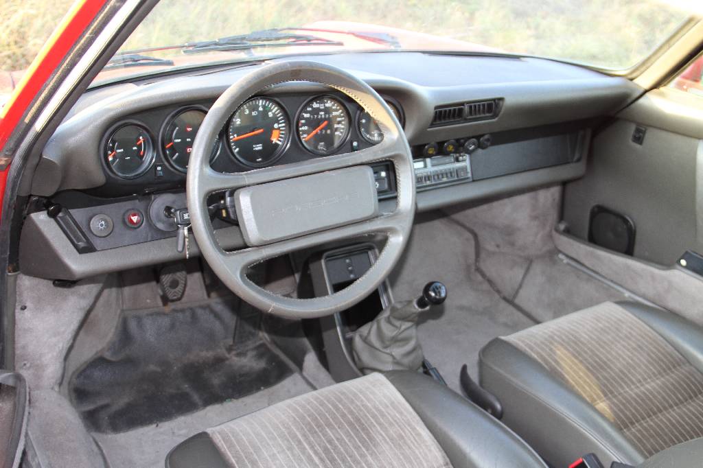 Detail e: Porsche 911 Carrera 3.2, EZ 02.1985, Laufleistung ca. 173.000 km, HU 02.2018, H- Zulassung, 170 kW/ 231 PS, 5-Gang Schaltgetriebe, rot, grau, Porsche ...