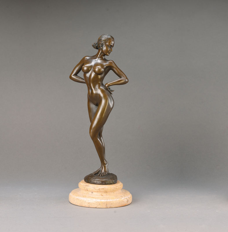 Ray Mondo, zeitgenössischer Künstler, stehender weiblicher Akt, Bronzeskulptur auf Sockel, signiert, H. ca. 34 cm