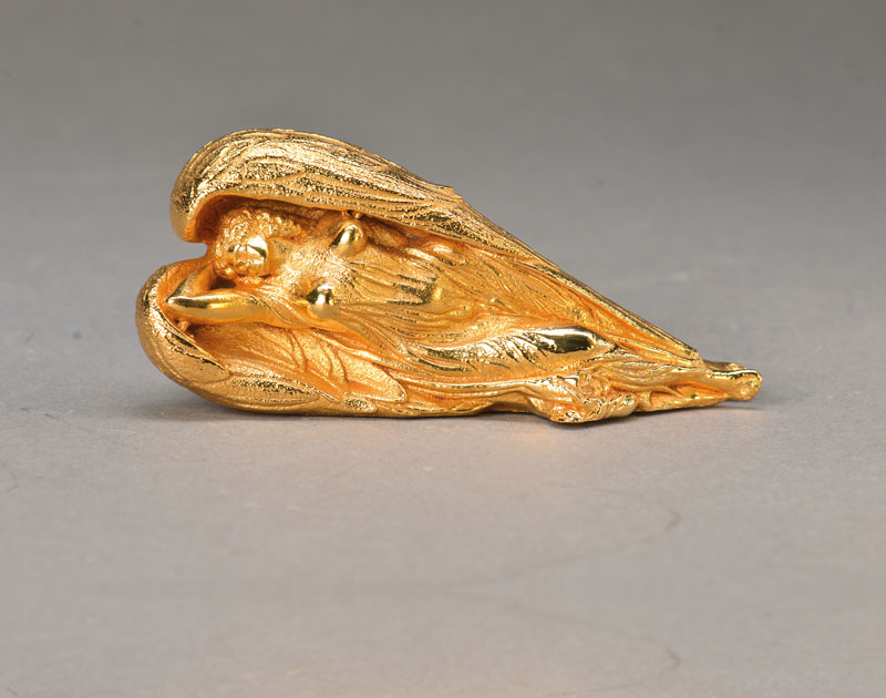 Ernst Fuchs, geb. 1930 Wien, Schutzengel, Bronzeskulptur, goldene Ausführung, signiert und nummeriert 95, L. ca. 10 cm