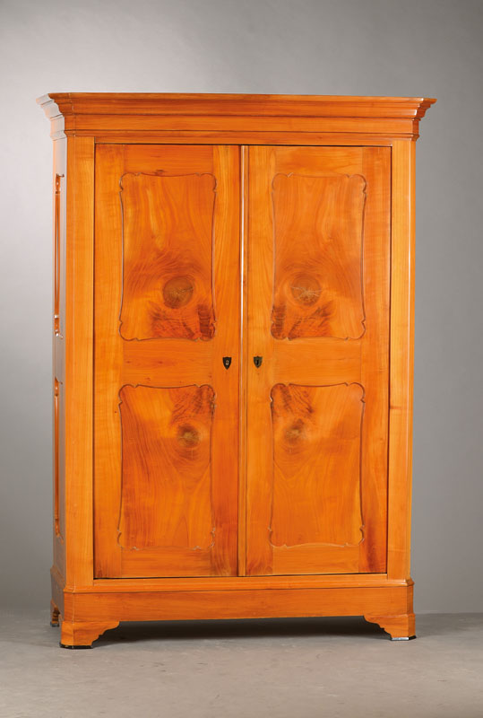Schrank, wohl Baden, süddeutsch, um 1840/50, Kirschbaum massiv, z.T. Weichholzkonstruktion, komplett auf Rahmen gearbeitet, 2-türig, je mit 2 ...