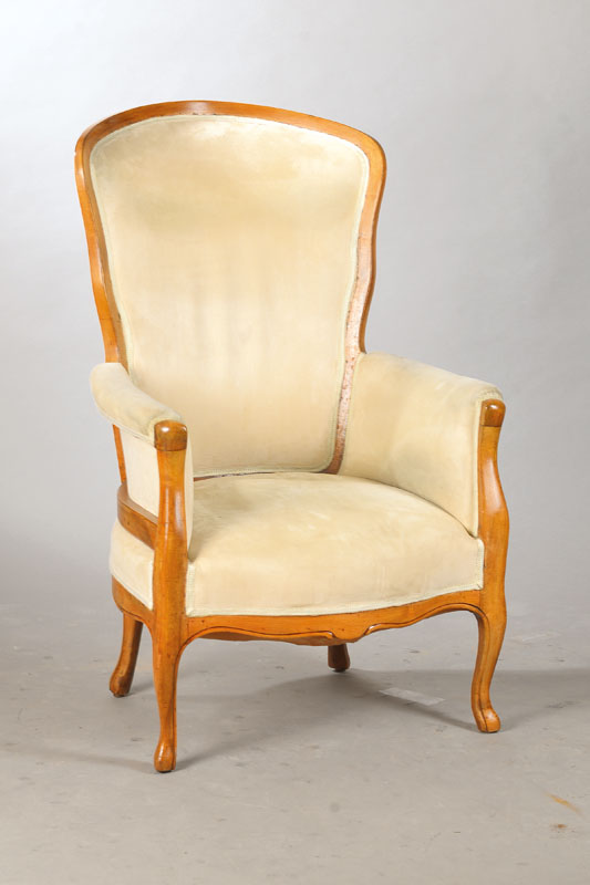 Voltaire-Sessel, deutsch, um 1860, Nussbaum massiv, z.T. gerieft, allseitig elegant geschwungene spätbiedermeierliche Form, gepolsterte Armlehnen, ...