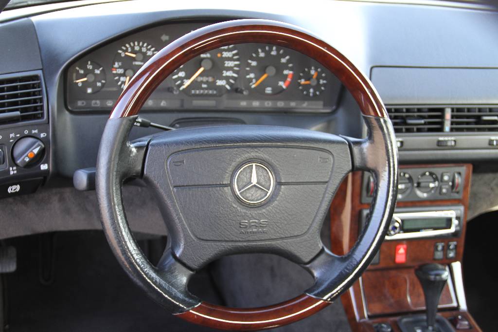 Detail d: Mercedes-Benz SL 500 R129, EZ 05.1993, Laufleistung ca. 227.705 km, HU 08.2016, 235 kW/ 320 PS, 8-Zylinder, Automatikgetriebe, Bornit metallic, Leder ...