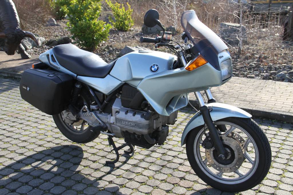 Detail b: BMW K 75 S, EZ 03.1987, Laufleistung ca. 139.200 km, HU 03.2016, 55 kW/ 75 PS, 3- Zylinder, Schaltgetriebe, silber-blau, schwarz, Kardanantrieb, ...