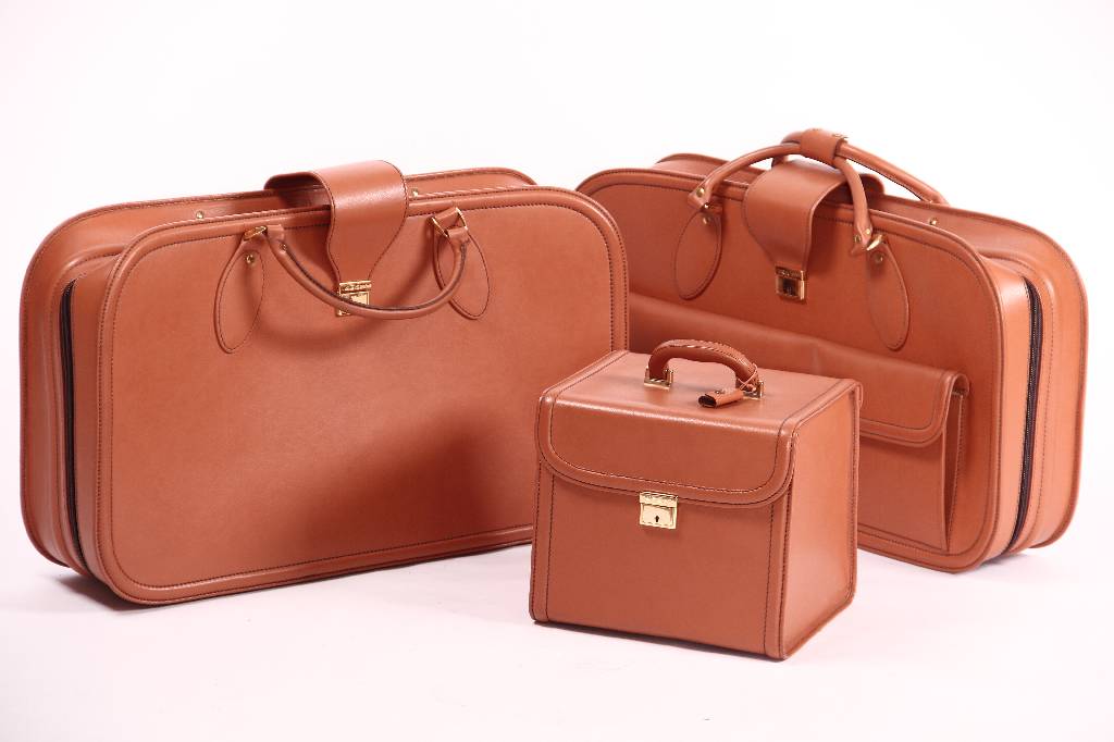 Ferrari 456GT Schedoni Kofferset, unbenutzt, 3-teilig, 2 große Reisekoffer, 1 Beautycase, original Dustbags, ca. 44x76x17 cm, 46x76x18 cm, 31x32x28 ...