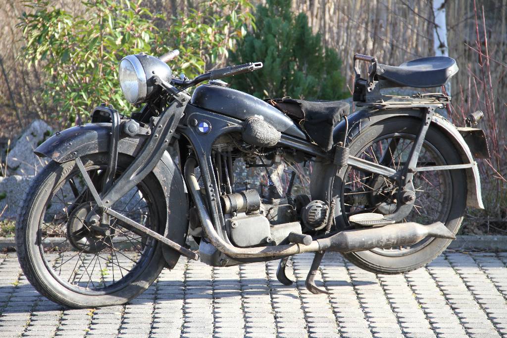 BMW R 4, BJ 1935, 1. Hand, Laufleistung unbekannt, 40 Jahre im Heizkeller aufbewahrt, 9 kW/ 12 PS, 1-Zylinder, 4-Gang Schaltgetriebe, schwarz, ...