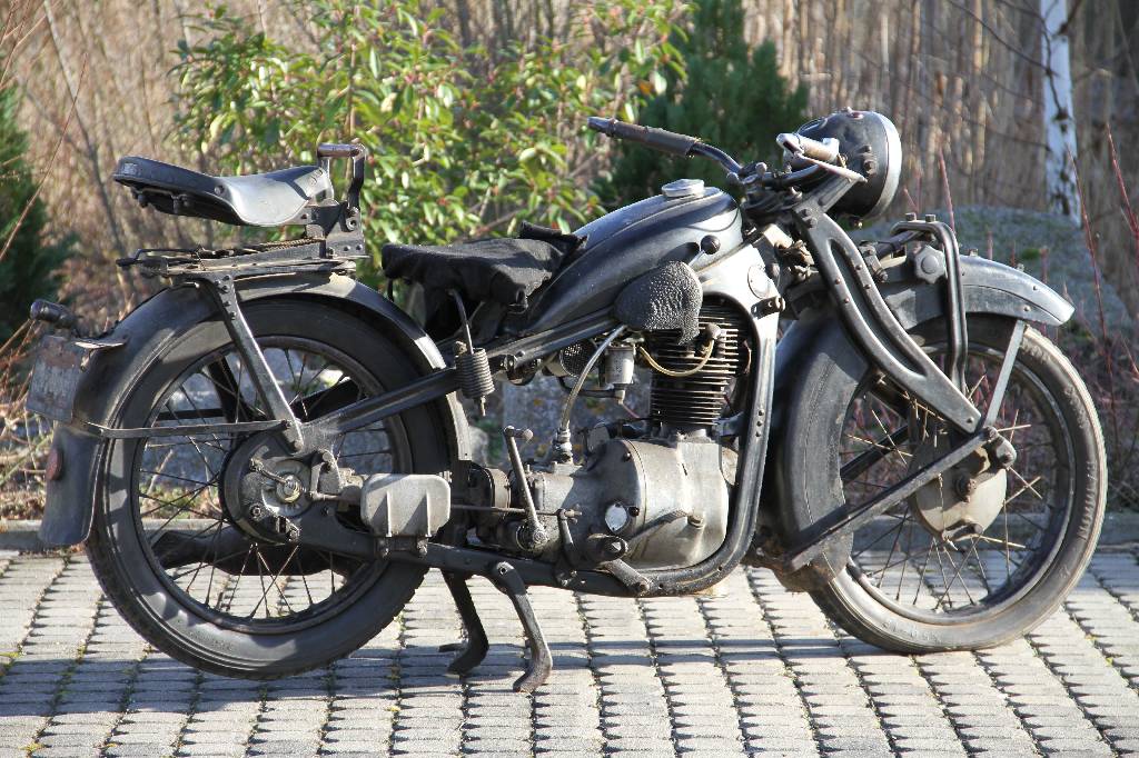 Detail a: BMW R 4, BJ 1935, 1. Hand, Laufleistung unbekannt, 40 Jahre im Heizkeller aufbewahrt, 9 kW/ 12 PS, 1-Zylinder, 4-Gang Schaltgetriebe, schwarz, ...