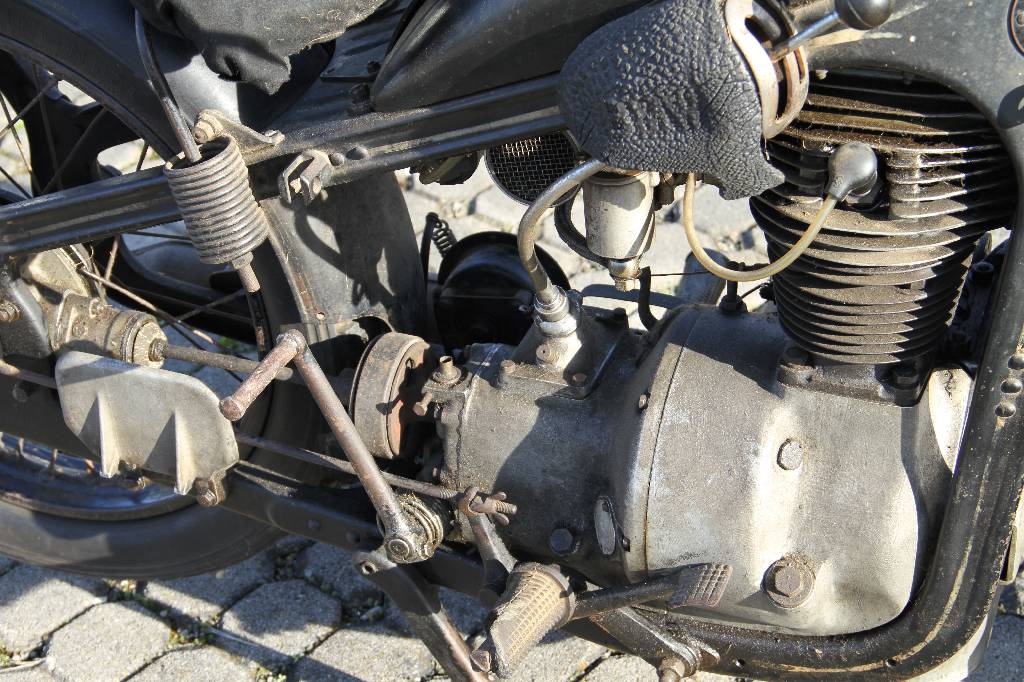 Detail c: BMW R 4, BJ 1935, 1. Hand, Laufleistung unbekannt, 40 Jahre im Heizkeller aufbewahrt, 9 kW/ 12 PS, 1-Zylinder, 4-Gang Schaltgetriebe, schwarz, ...