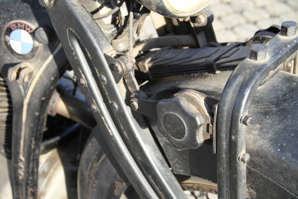 Detail e: BMW R 4, BJ 1935, 1. Hand, Laufleistung unbekannt, 40 Jahre im Heizkeller aufbewahrt, 9 kW/ 12 PS, 1-Zylinder, 4-Gang Schaltgetriebe, schwarz, ...