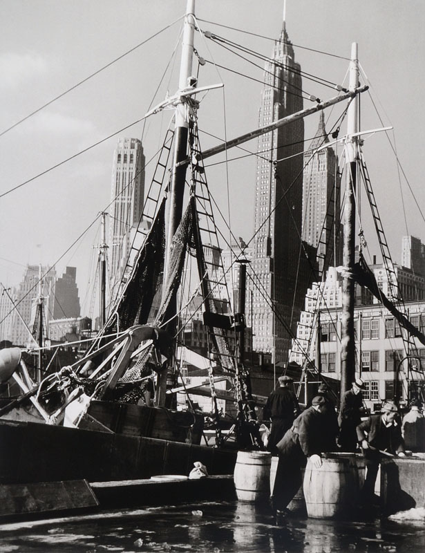 Andreas Feininger, 1906-1999, Fischmarkt in der South Street New York, 1940, s/w Fotografie aus dem Nachlass, rückseitig Stempel, hergestellt für ...