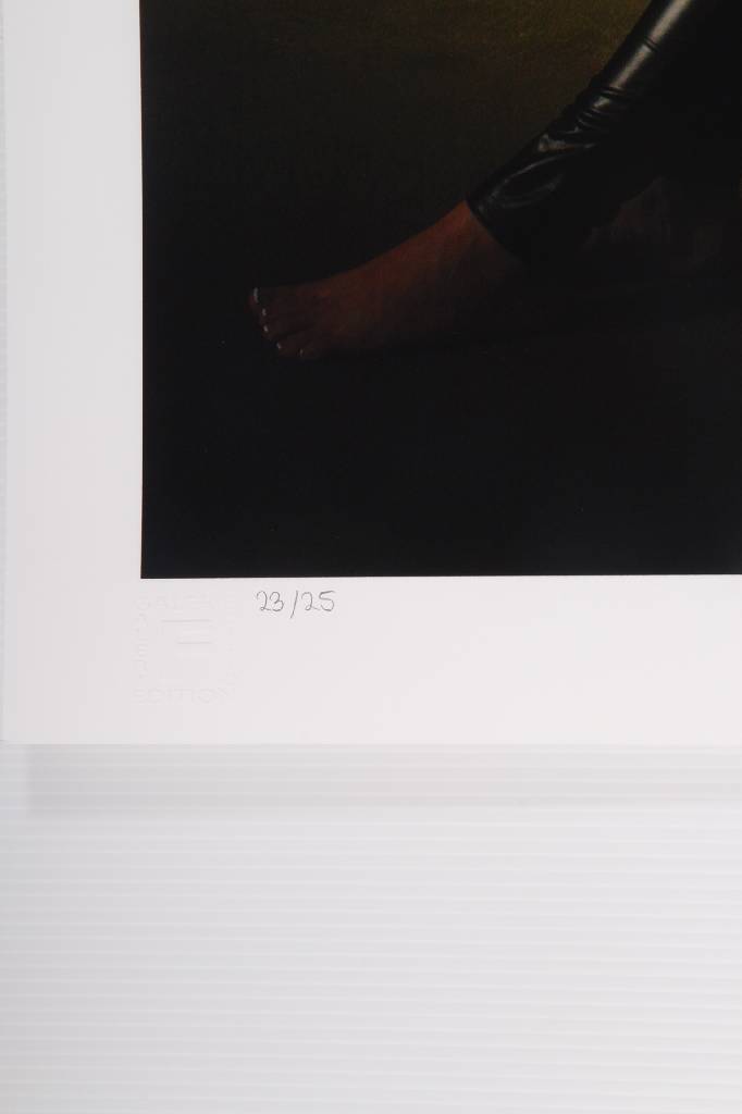 Detail b: Peter Handel, geb. 1949, Karina im Loft, Giclee auf Bütten, handsigniert und nummeriert 23/25, 2013, Blattgr. ca. 61x49 cm