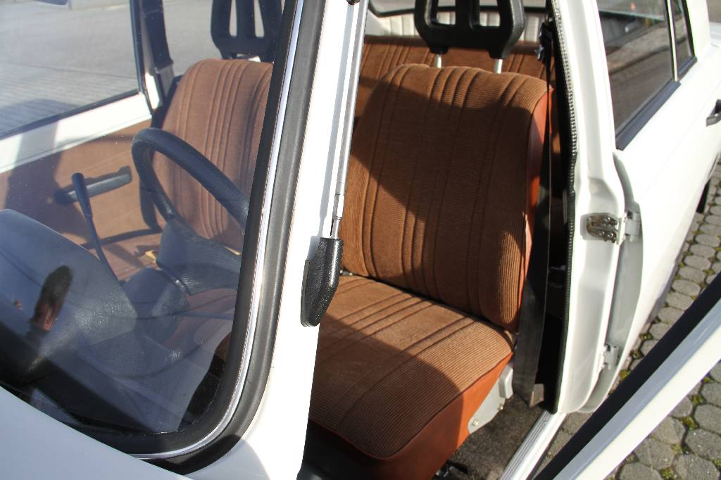Detail e: Automobilwerk Eisenach Wartburg 353 S, EZ 07.1974, Laufleistung ca. 55.604 km abgelesen, HU 02.2018, H-Zulassung, 37 kW/ 50 PS, 3- Zylinder, ...