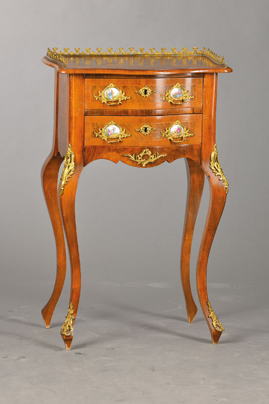 Salontischschränkchen, Dresdner Barock-Stil, Dresden um 1880/90, Nussbaum furniert auf Weichholz- u. Eichekorpus, Platte geschweift mit zierlicher ...