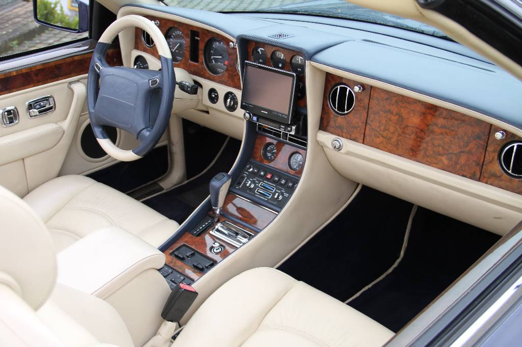 Detail i: Bentley Azure Cabriolet, EZ 06.1999, Laufleistung ca. 51.366 km, HU Österreich, 286 kW/ 389 PS, 8-Zylinder, Automatikgetriebe, dunkelblau, Vollleder ...