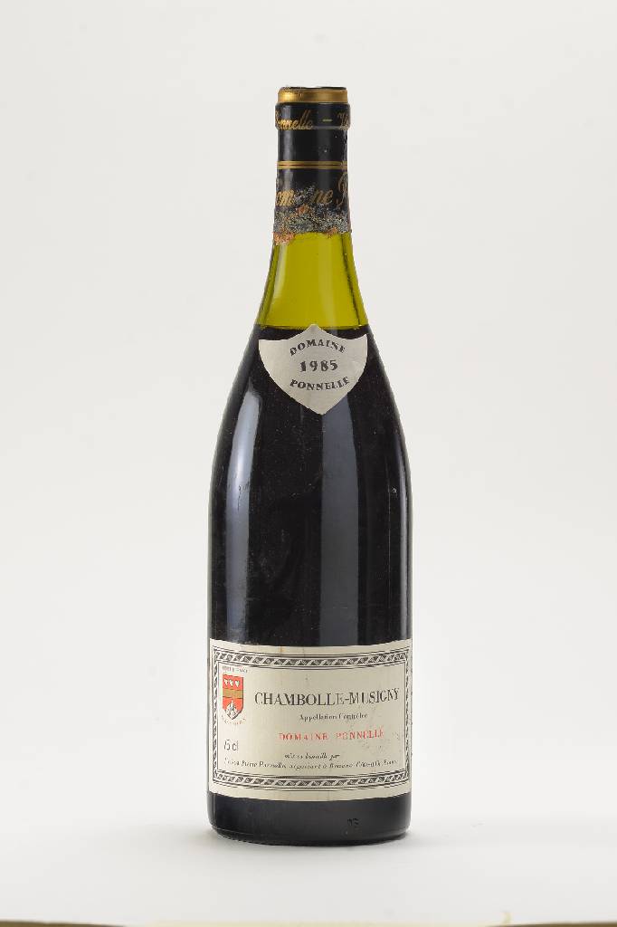 Detail a: 2 Flaschen 1985 Domaine Ponelle Chambolle -Musigny, Cote d'or, je ca. 75 cl, Abstand zwischen Kapsel und Wein: ca. 2,5 und 3,5 cm, selten im ...