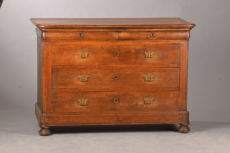 Kommode, Frankreich, wohl Elsass, um 1860/70, Eiche massiv, Konstruktion in Eiche, abgerundete Ecken, 5-schübig, orig. Schlösser, auf ...