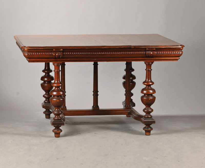 Norddeutscher Ausziehtisch, um 1880/90, Nussbaum auf Eiche, im Neu-Renaissance-Stil, reich profilierte Plattenkante u.a. mit grobemSchuppenfries, 4 ...