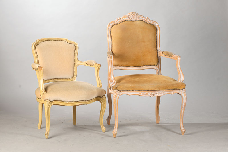 4 Stuhlsessel, wohl Frankreich, um 1900, Nussbaum bzw. Buche, reich geschnitzt und geschweift, Rillen Rocaille, Blumenverzierung,cremefarben, ...