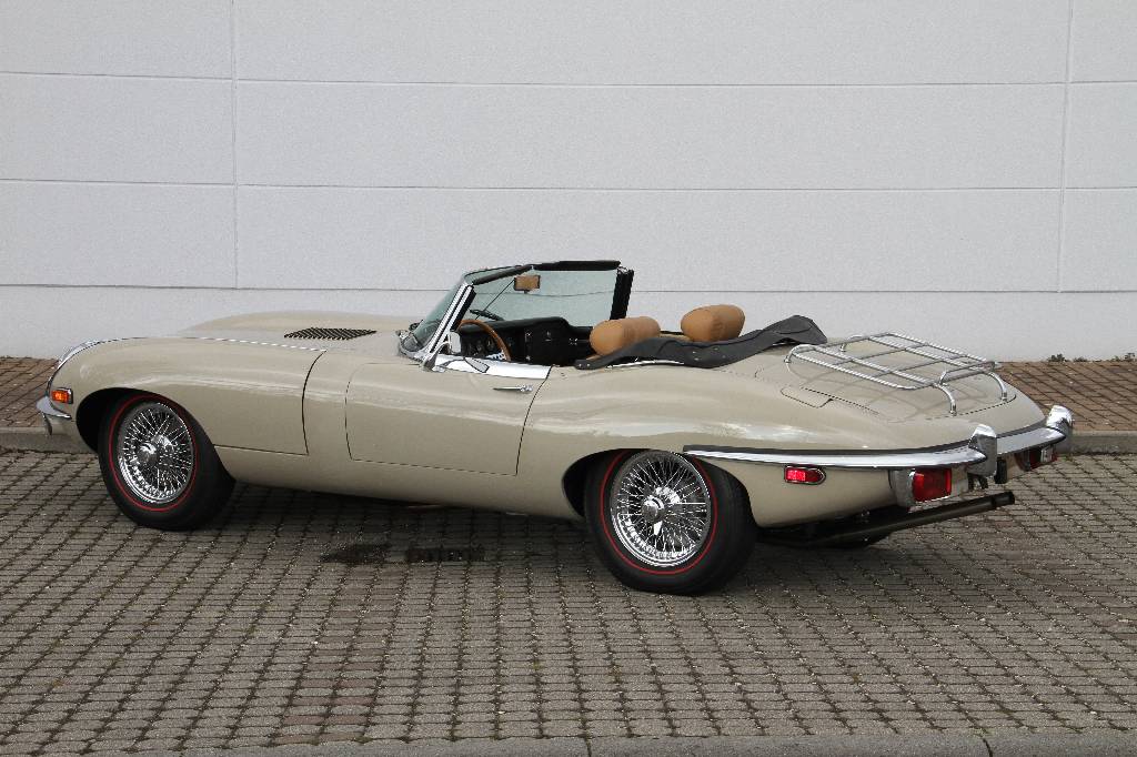 Detail b: Jaguar E-Type II 4.2, EZ 07.1969, Laufleistung ca. 2.991 miles abgelesen, HU 04.2016, H-Zulassung, 154 kW/ 209 PS, 6-Zylinder, 4-Gang Schaltgetriebe, ...