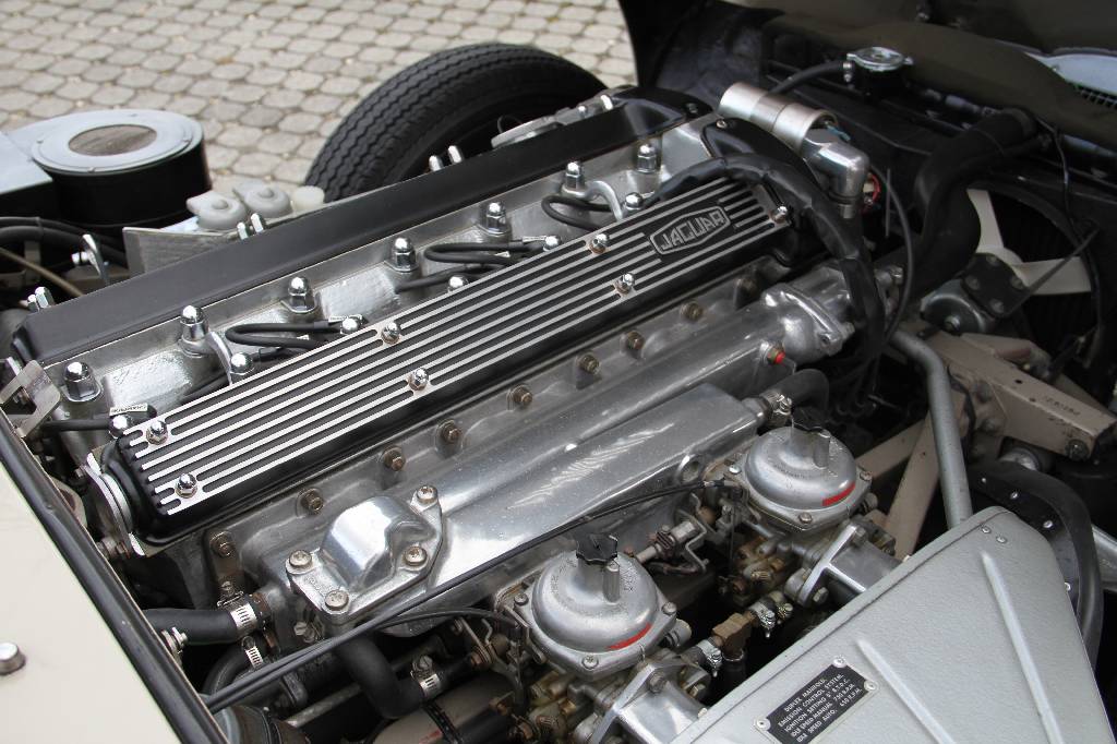 Detail c: Jaguar E-Type II 4.2, EZ 07.1969, Laufleistung ca. 2.991 miles abgelesen, HU 04.2016, H-Zulassung, 154 kW/ 209 PS, 6-Zylinder, 4-Gang Schaltgetriebe, ...