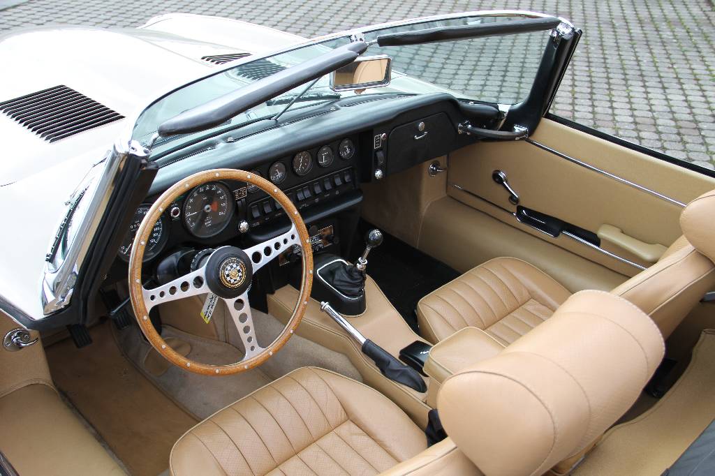 Detail d: Jaguar E-Type II 4.2, EZ 07.1969, Laufleistung ca. 2.991 miles abgelesen, HU 04.2016, H-Zulassung, 154 kW/ 209 PS, 6-Zylinder, 4-Gang Schaltgetriebe, ...