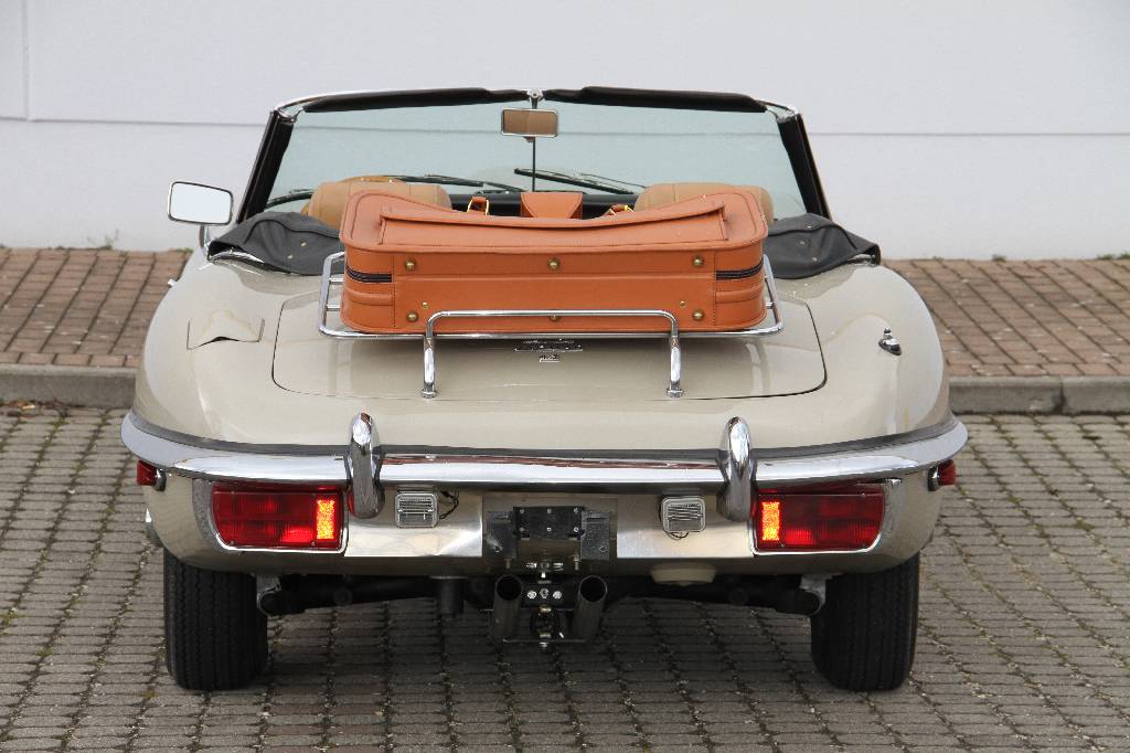 Detail e: Jaguar E-Type II 4.2, EZ 07.1969, Laufleistung ca. 2.991 miles abgelesen, HU 04.2016, H-Zulassung, 154 kW/ 209 PS, 6-Zylinder, 4-Gang Schaltgetriebe, ...