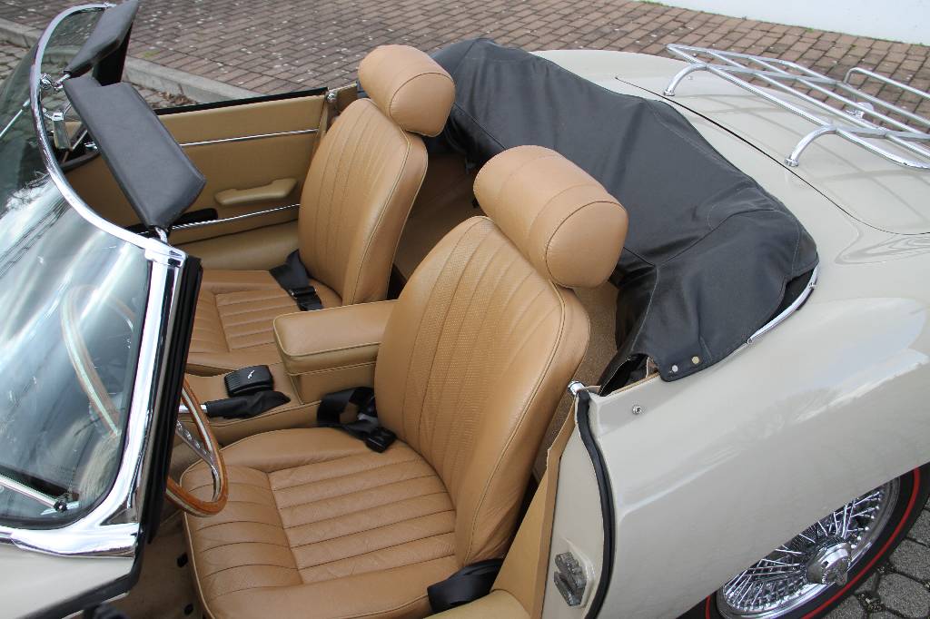 Detail f: Jaguar E-Type II 4.2, EZ 07.1969, Laufleistung ca. 2.991 miles abgelesen, HU 04.2016, H-Zulassung, 154 kW/ 209 PS, 6-Zylinder, 4-Gang Schaltgetriebe, ...
