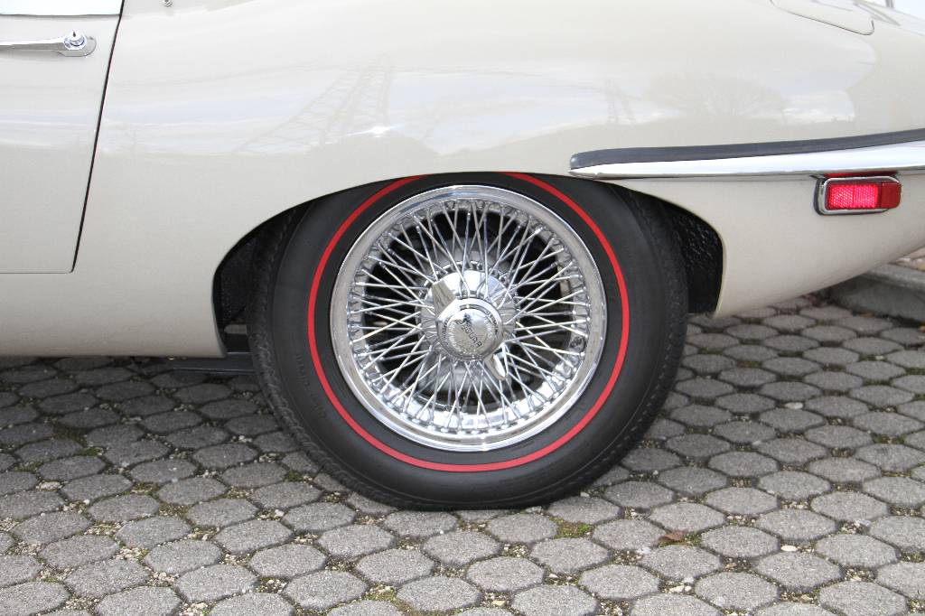 Detail g: Jaguar E-Type II 4.2, EZ 07.1969, Laufleistung ca. 2.991 miles abgelesen, HU 04.2016, H-Zulassung, 154 kW/ 209 PS, 6-Zylinder, 4-Gang Schaltgetriebe, ...