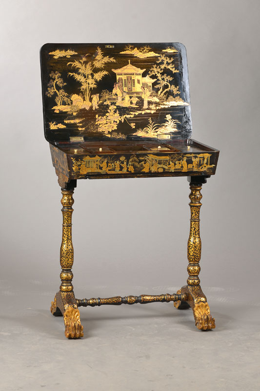 Nähtischchen, England, um 1840, Tropenholz gelackt, aufklappbare Platte mit überreicher Chinoserie in Gold- u. Rotfarbe auf Schwarzlack, mit ...