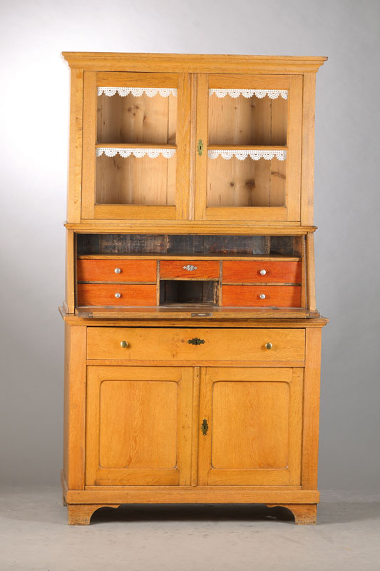 Aufsatzsekretär, deutsch, um 1900/10, Eiche mass., Halbschrank mit rundlichen Füllungen, Schrägklappensekretär mit 5-schübigem Innenleben in ...