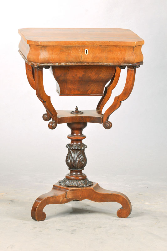 Nähtischchen, deutsch, um 1850/60, Pyramidenmahagoni- bzw. Mahagonifurnier auf Weichholzkorpus, aufklappbarer Kasten mit konkaver Front, ...