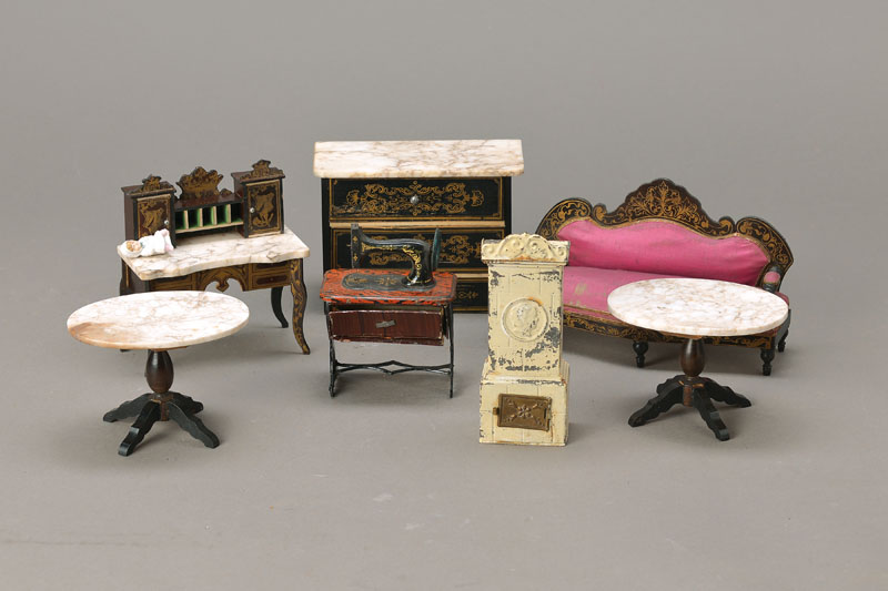 Detail a: Umfangreiches Lot Puppenmöbel und Puppenstuben-Zubehör, um 1900 und später, Himmelbett, Nachtschränkchen, Kommode, Kleiderschrank, Waschtisch, ...