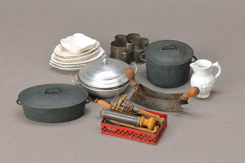 Detail b: Umfangreiches Lot Puppenmöbel und Puppenstuben-Zubehör, um 1900 und später, Himmelbett, Nachtschränkchen, Kommode, Kleiderschrank, Waschtisch, ...