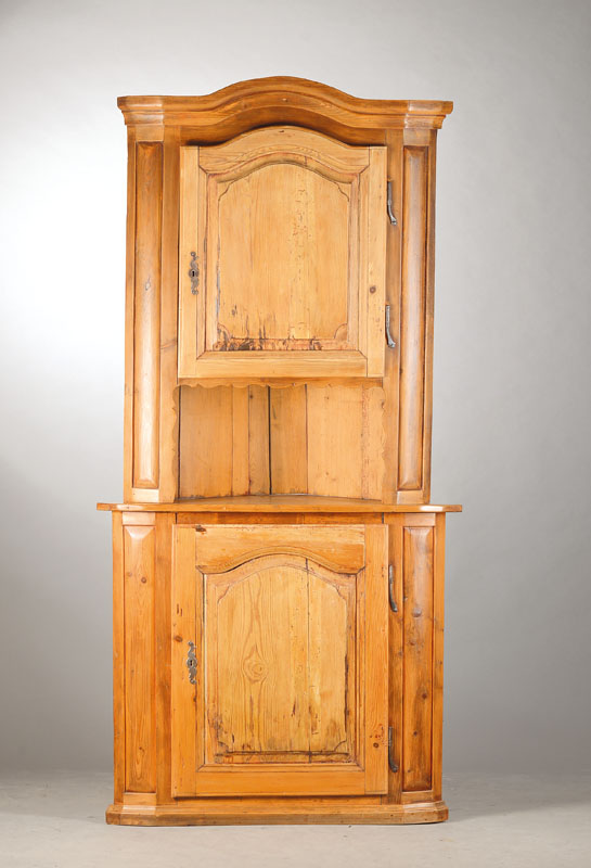 Aufsatzeckschrank, süddeutsch, um 1770-1800,Weichholz, wohl urspr. farbig gefaßt, 2- teilig, 2-türig, geschweifte Aussparung für Gegenstände, ...
