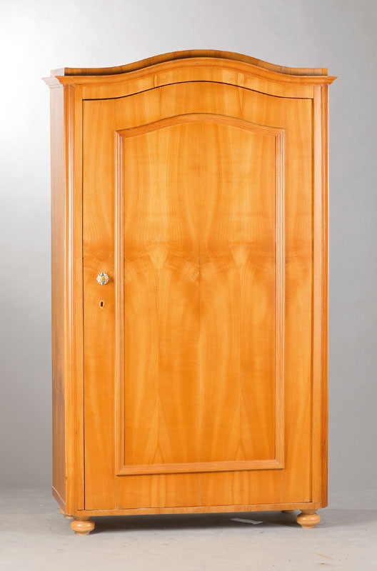 1-türiger Wäscheschrank, mitteldeutsch, um 1850, Kirschbaumfurnier z.T. doppelt gespiegelt verlegt, z.T. massiv, Weichholzkorpus, abgeschrägte ...