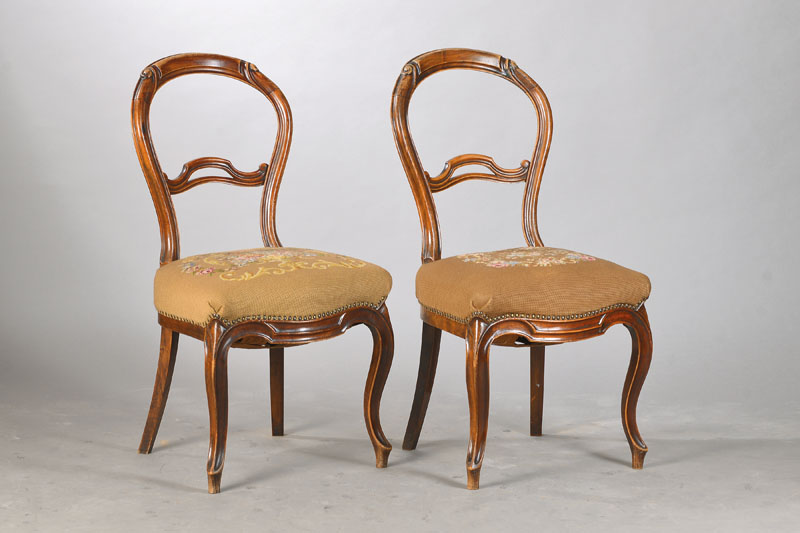 Paar Ballonrückenstühle, süddeutsch, um 1840/50, Nussbaum massiv , z.T. Weichholzverstärkungen, Rückenlehne mit Volutenschnitzerei, Zwischensteg ...