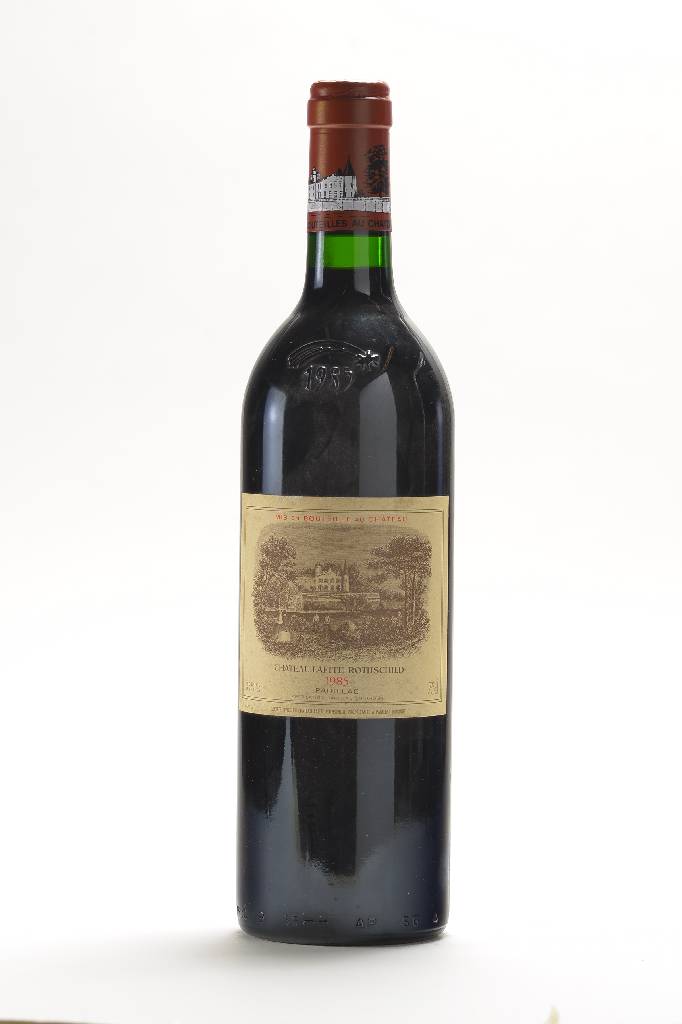 1 Flasche 1985 Chateau Lafite Rothschild, Pauillac, ca. 75 cl., unverkostet, ca. into neck, sammelwürdig, selten im Angebot, Etikett l. gebräunt ...