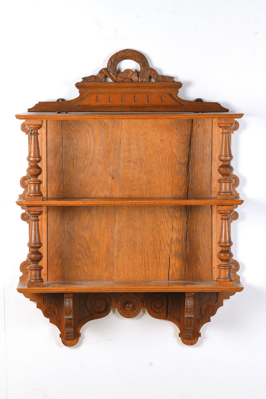 Wandregal, deutsch, um 1880/90, Gründerzeit, Eiche massiv, 3 Etagen, gedrechselte Partien, stiltypische Gründerzeit-Ornamentik, Rückwand ...