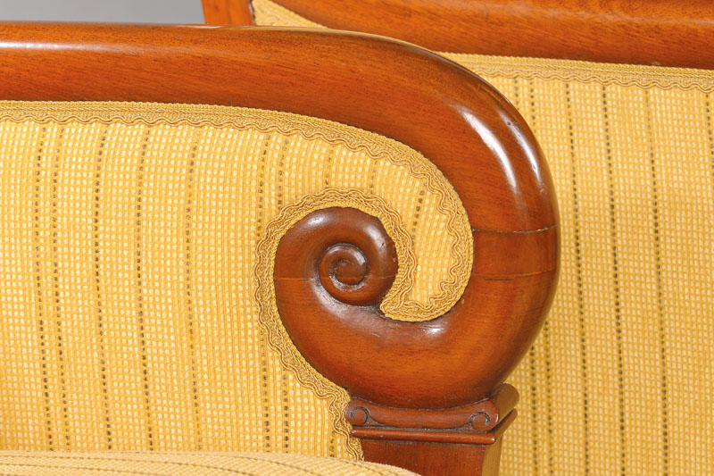 Detail a: Paar Bergeren / Armlehnsessel, Frankreich, um 1810, Nussbaum massiv u. furniert, l. geschwungene Form, Rückenlehne l. gewölbt, sich dem Körper ...
