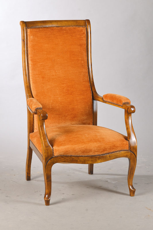 Voltaire-Sessel, deutsch, um 1850, Buche massiv, gerieft, Rückenlehne elegant geschweift, Handläufe in Volutenenden, Polster u. Bezug mit ...