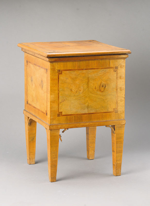Champagner-Kühler, wohl süddeutsch, um 1770/80, Nussbaumfurnier auf Weichholzkorpus mit Pflaumenbändern und Fadenintarsien in Ahorn, konische ...