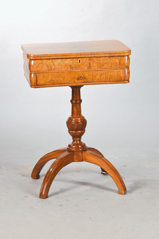 Nähtischchen, deutsch, um 1830, Nussbaumfurnier u. Kirschbaum auf Weichholzkorpus, Platte aufklappbar mit innenseitigem Spiegel (sek.) sowie ...