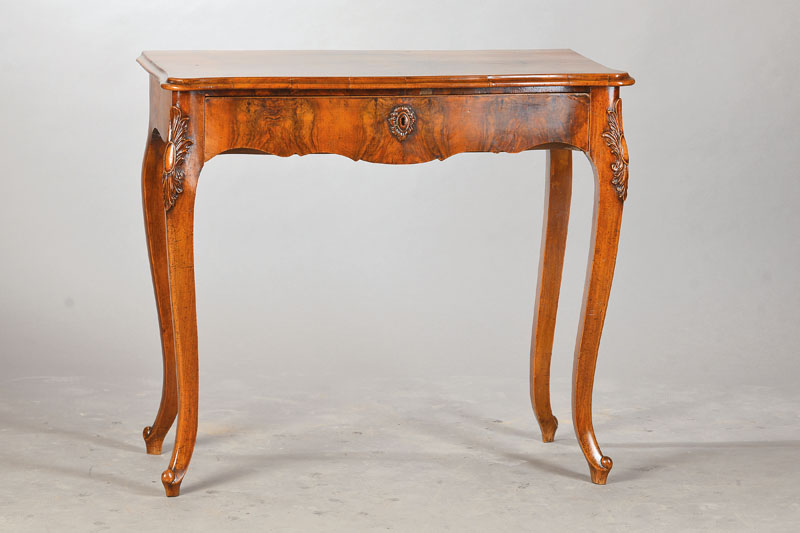 Konsoltischchen, deutsch, um 1860, Nussbaum z.T. massiv, z.T. furniert auf Weichholzkorpus, Zargenschub, geschweifte Beine mit ...