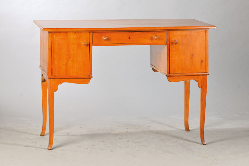 Damenschreibtisch, um 1910/20, Buche furniert u. massiv, 2-türig, links mit 2 englischen Schüben, Knieaussparung mit flachem Schub, Bein l. konisch ...
