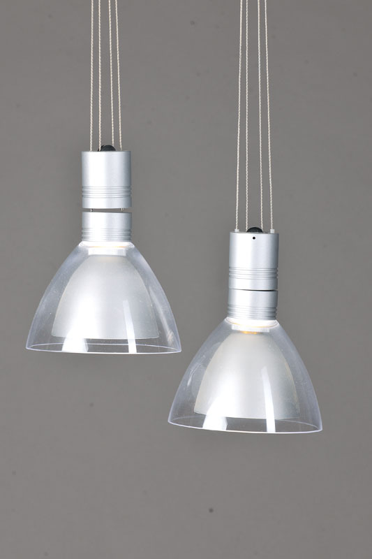 Paar Designerlampen, Entwurf Ralf Keferstein, Ausführung Oligo, Trafogehäuse mit Metallpendel, Klarglasschirm, höhenverstellbar, je 1 Brennstelle, ...