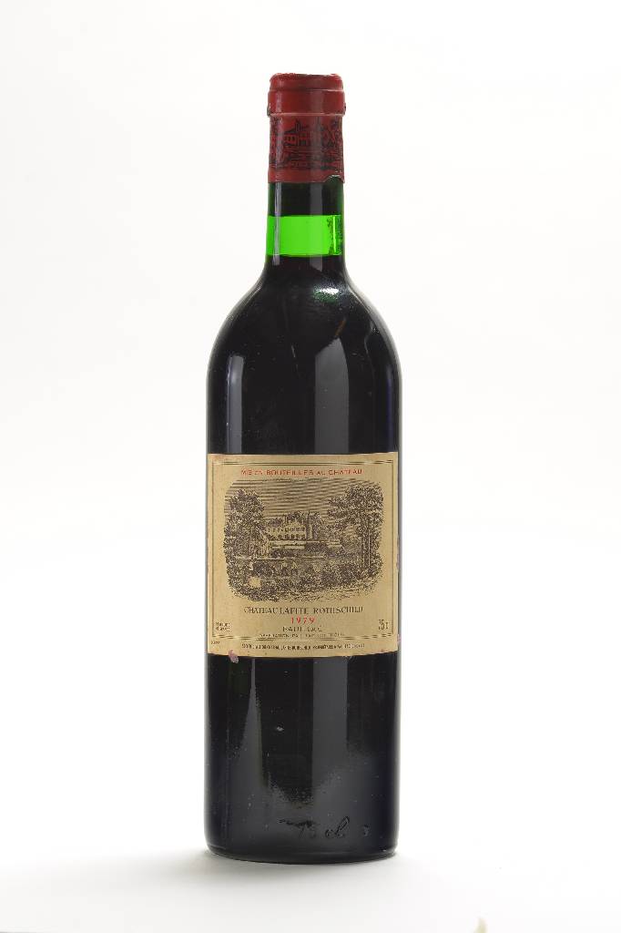 1 Flasche 1979 Chateau Lafite-Rothschild, Pauillac, ca. 75 cl, ca. into neck, unverkostet, Etikett l. gebräunt und min. besch., Korkbrand ...